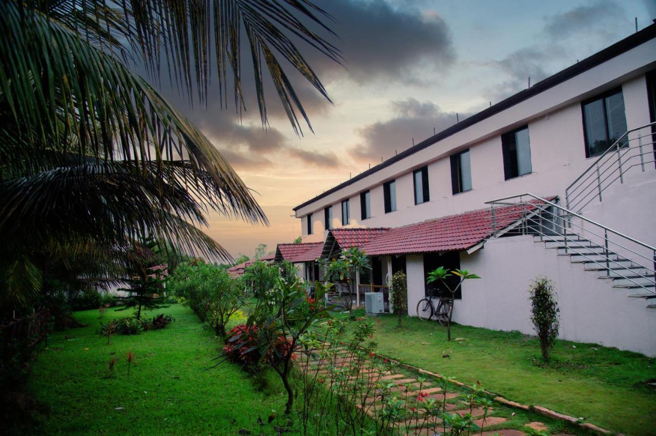 Sterling Banashree Badami Otel Dış mekan fotoğraf