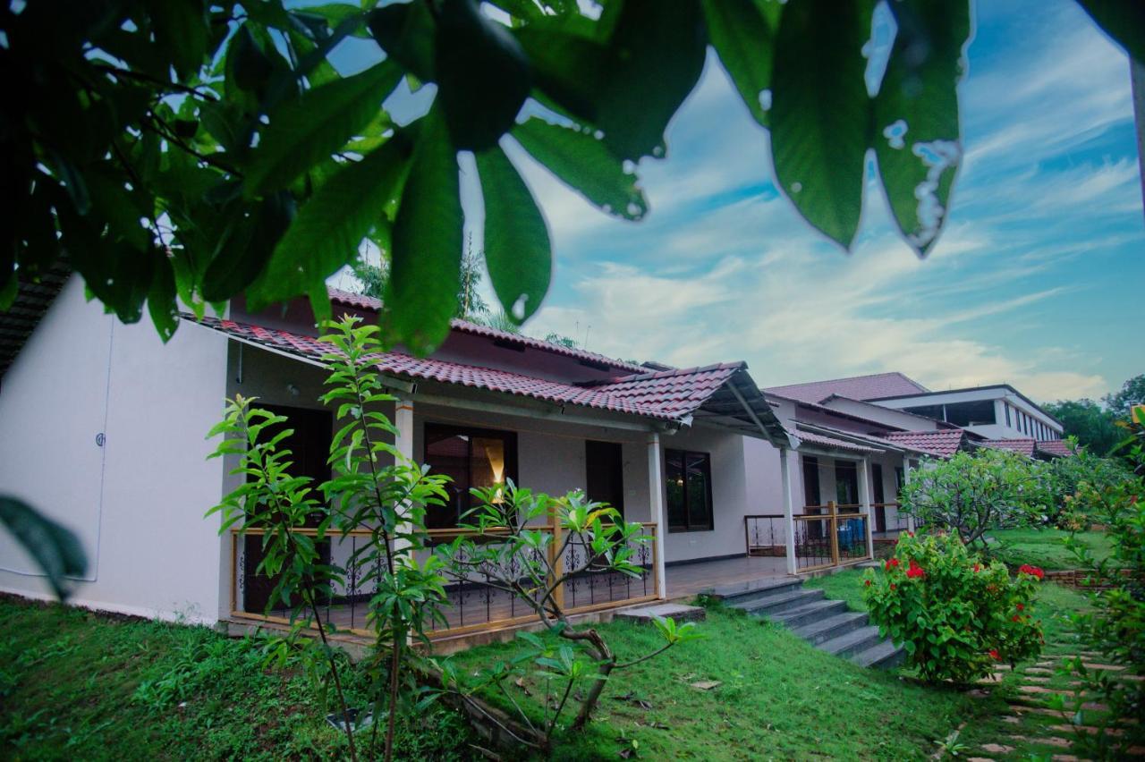 Sterling Banashree Badami Otel Dış mekan fotoğraf