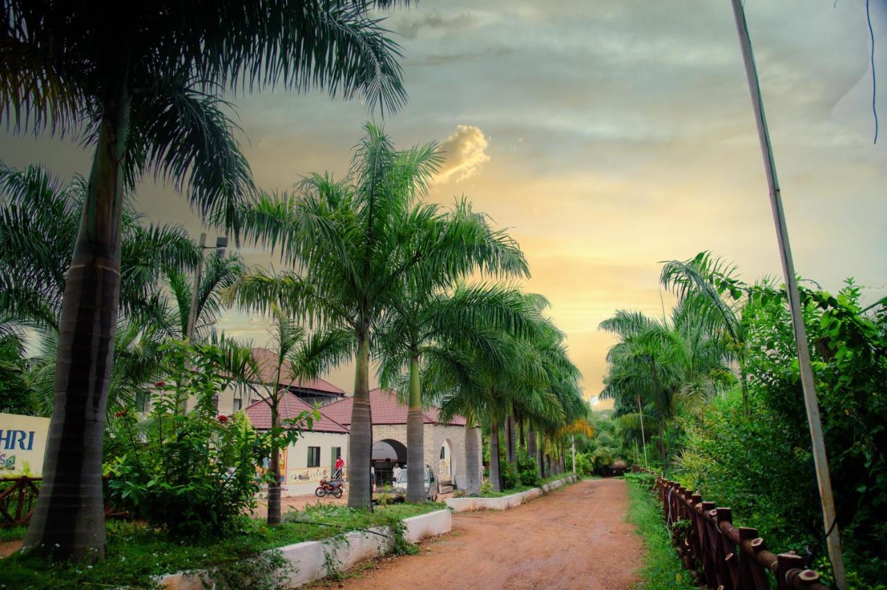 Sterling Banashree Badami Otel Dış mekan fotoğraf