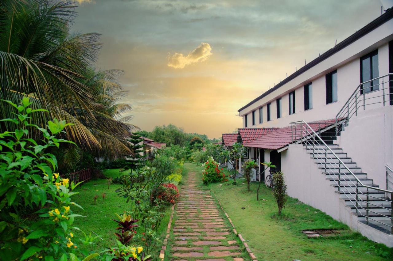 Sterling Banashree Badami Otel Dış mekan fotoğraf