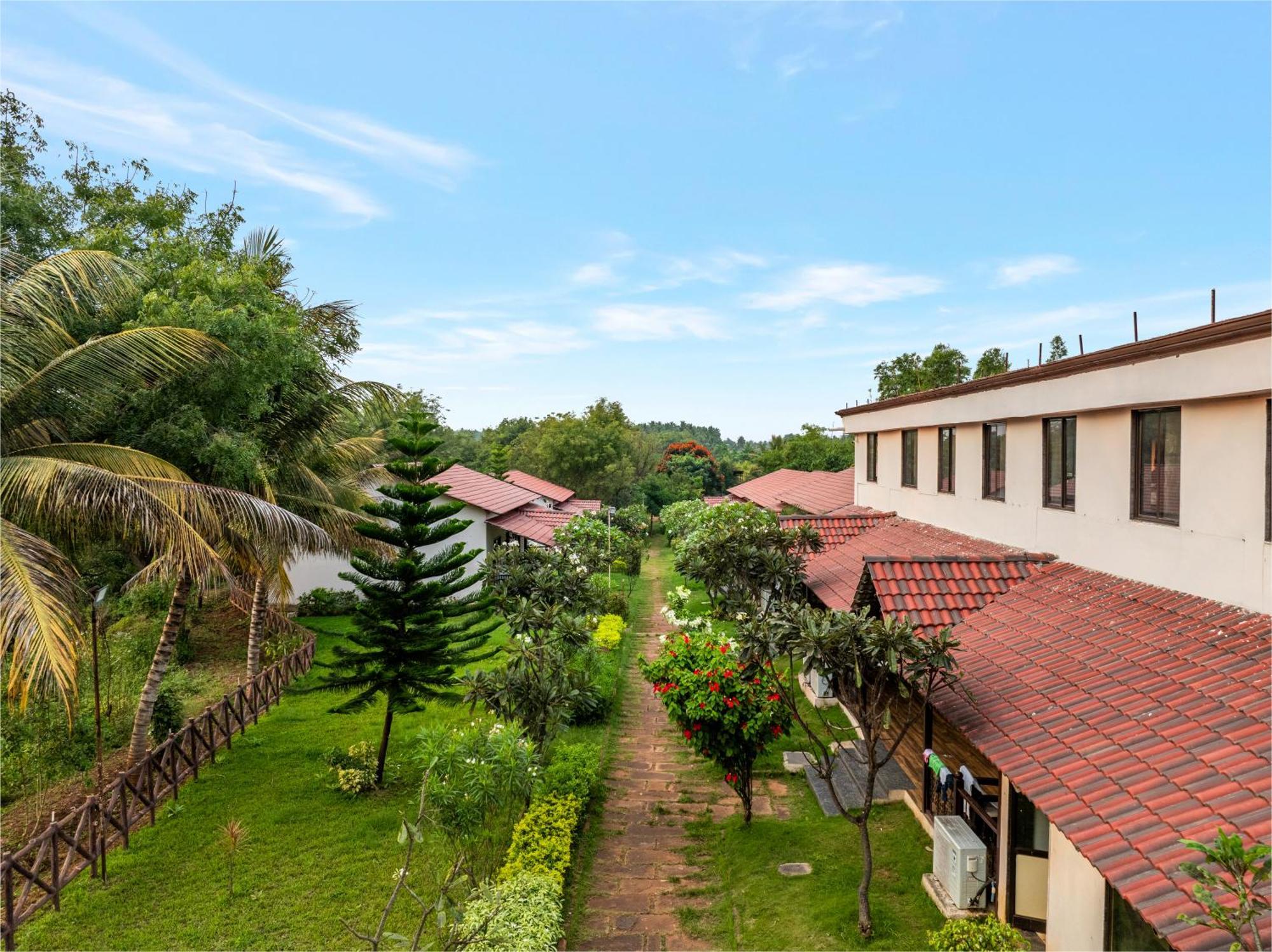 Sterling Banashree Badami Otel Dış mekan fotoğraf