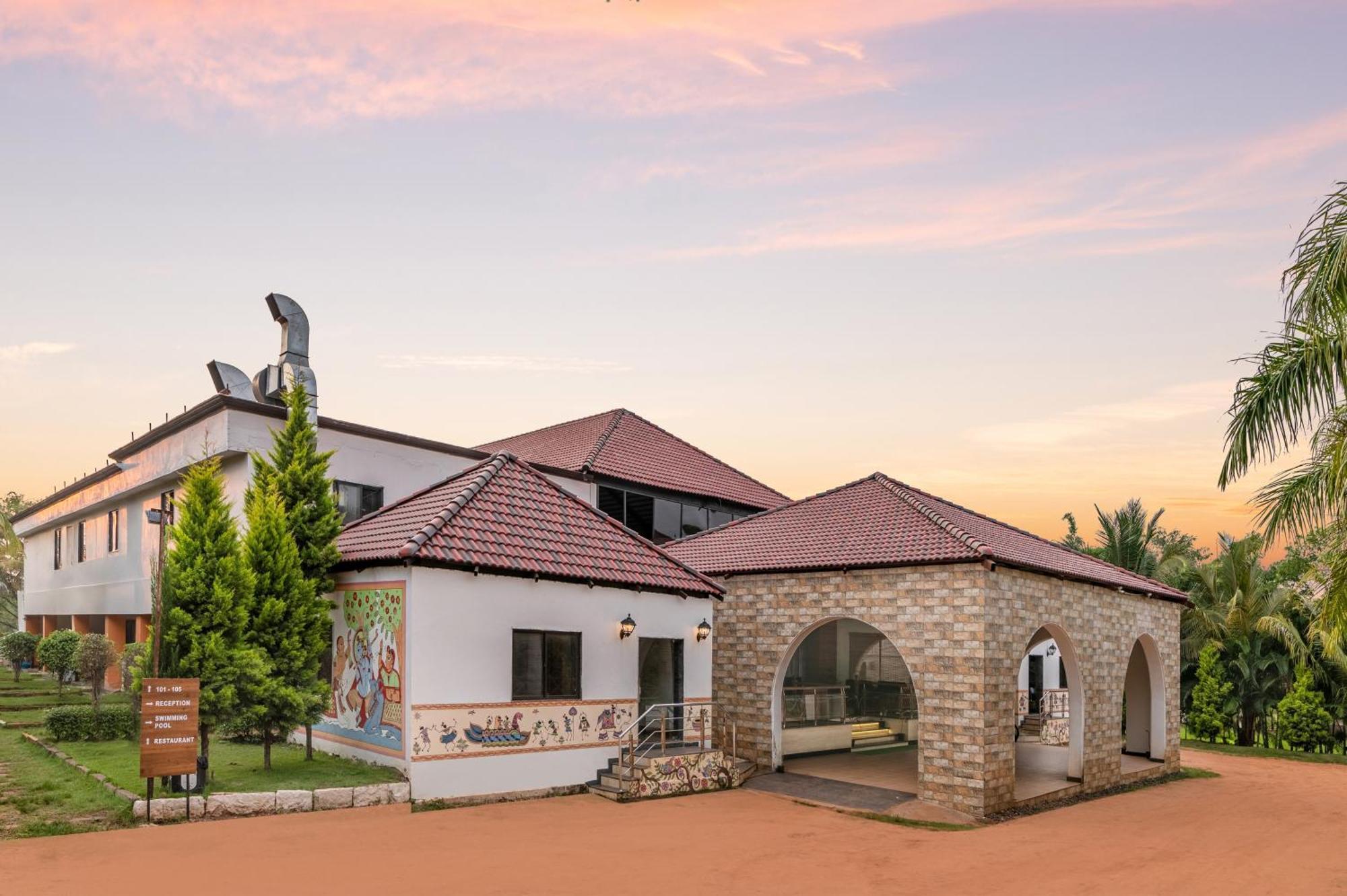 Sterling Banashree Badami Otel Dış mekan fotoğraf